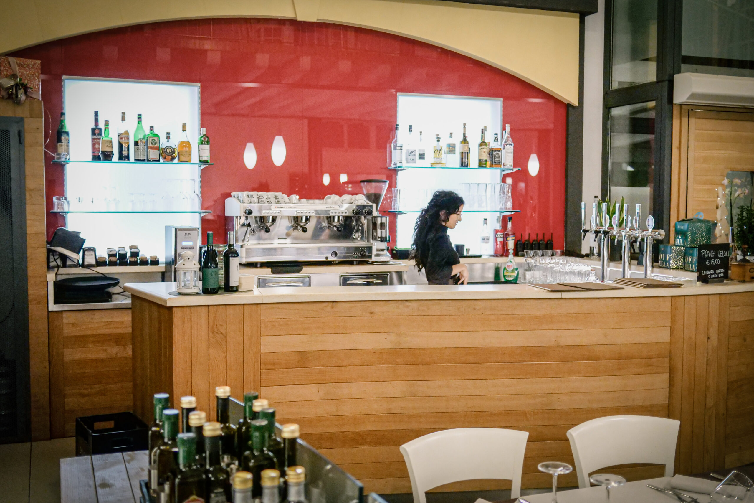 Bancone bar con macchina del caffè e spine della birra