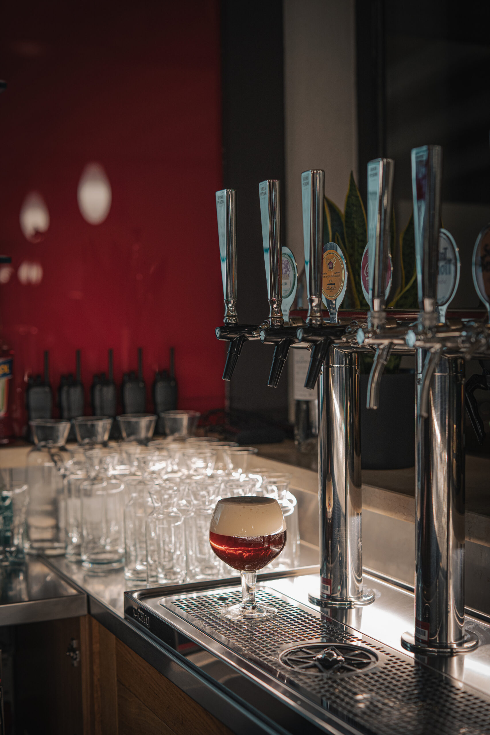 Birra artigianale alla spina servita nel calice