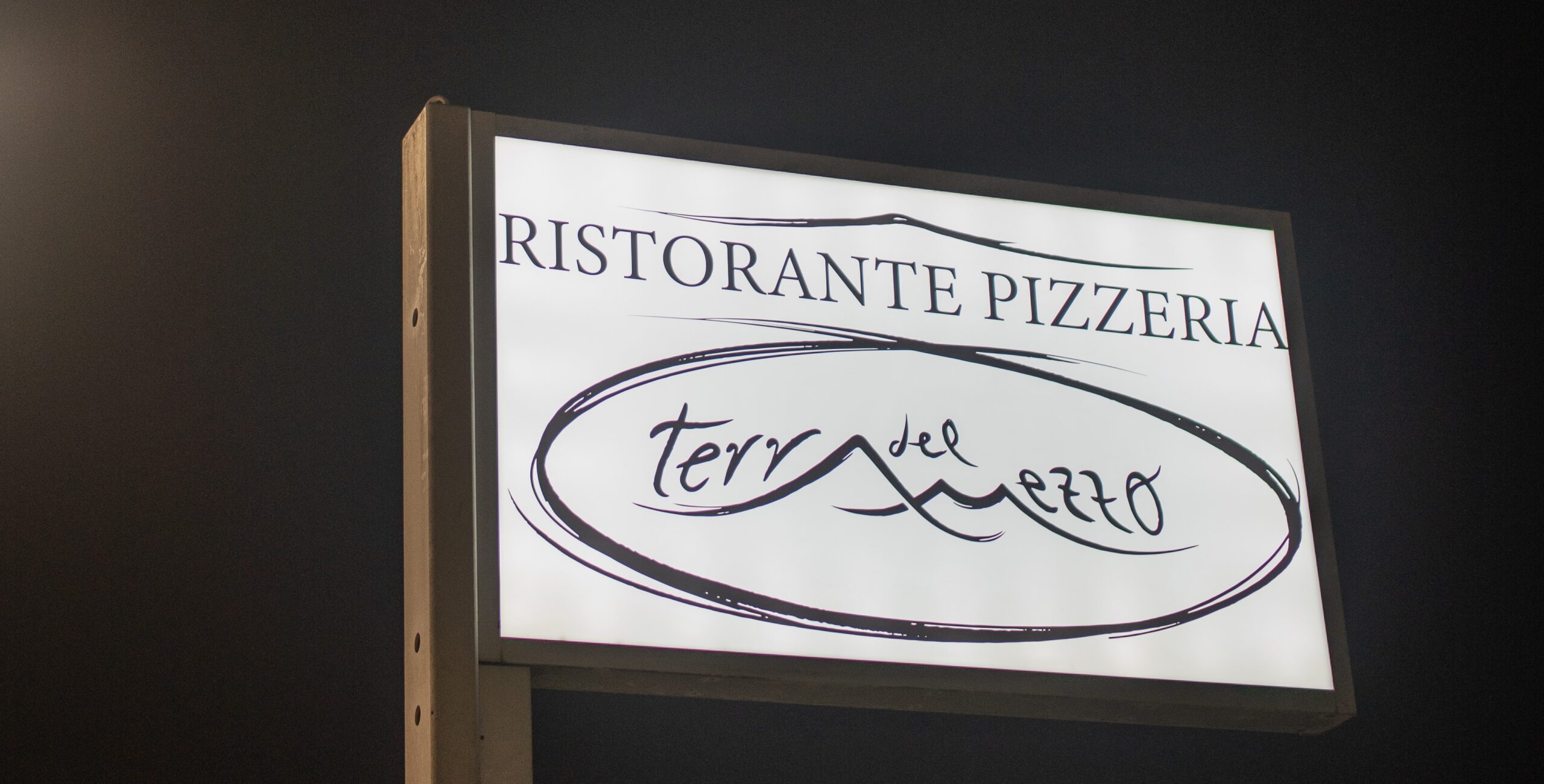 Insegna esterna del Ristorante Pizzeria Terra del Mezzo a Bruscagin